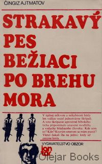 Strakavý pes bežiaci po brehu mora